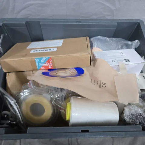 APPROXIMATELY 10 ASSORTED HOUSEHOLD ITEMS 