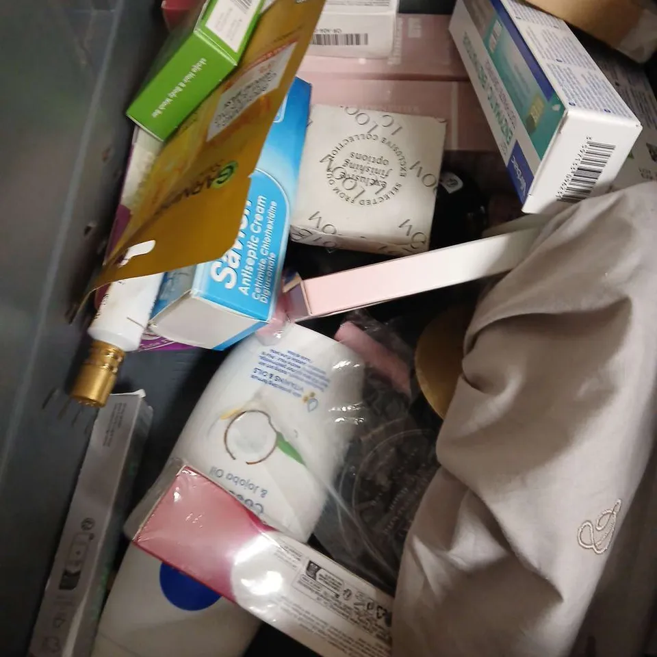 APPROXIMATEY 20 ASSORTED HEALTH AND BEAUTY PRODUCTS TO INCLUDE - CAPPN HAIR EXTENSIONS - SNOW PIXIE WHIPPED SOAP - BENEFIT BROW WAX IN 2.5 - ETC