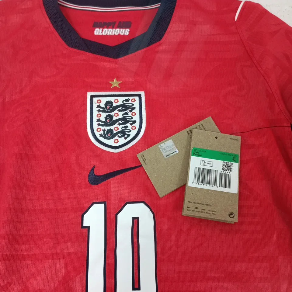 ENGLAND KIDS FOOTBALL SHIRT IN RED WITH BELLINGHAM ON REAR - KIDS XL