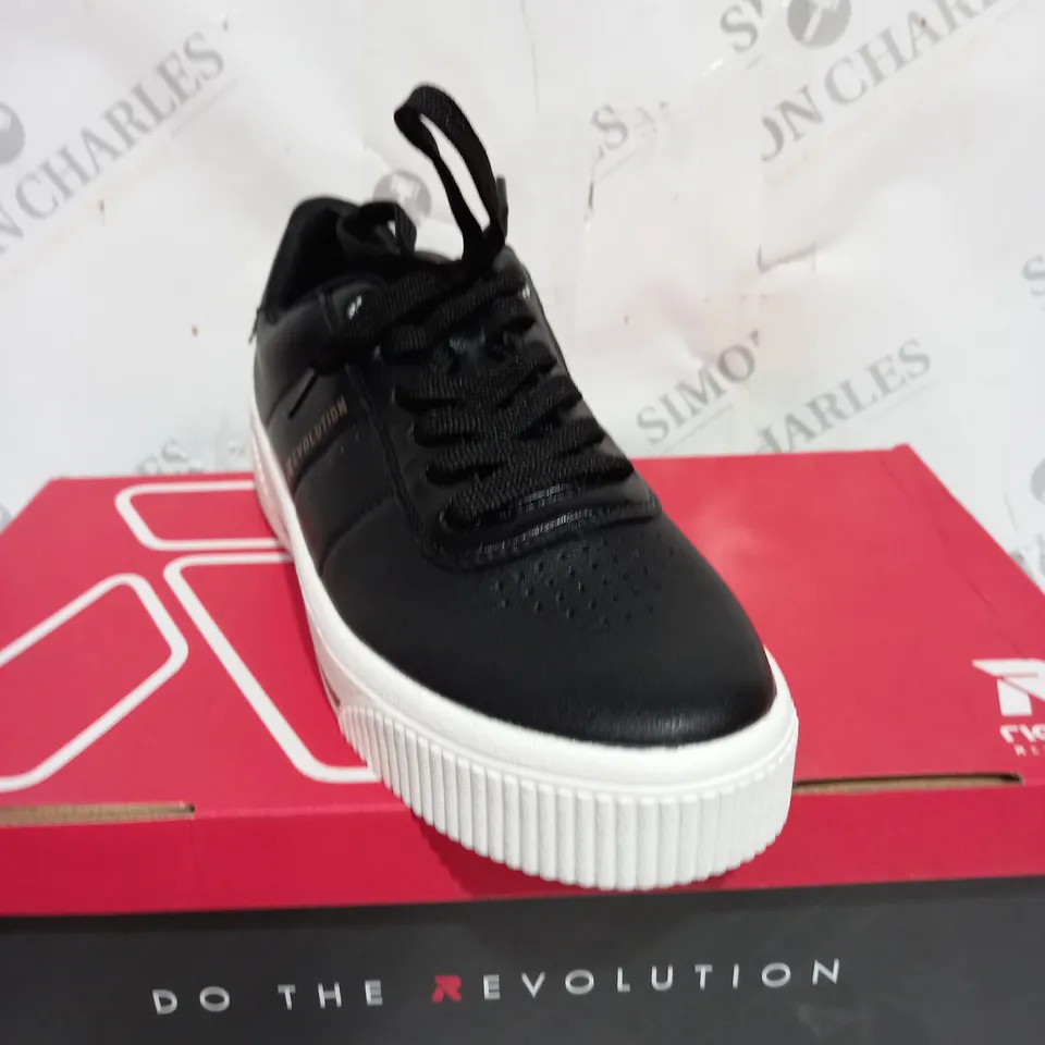 UNBOXED RIEKER EVOLUTION LACE UP TRAINER IN BLACK SIZE 6