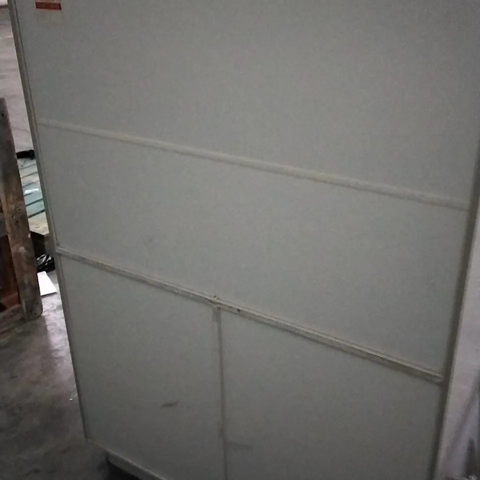 QUALITY DESIGNER LIGHT GREY FINISH 4 DOOR CURVED CABINET WITH GLAZED DOORS 
