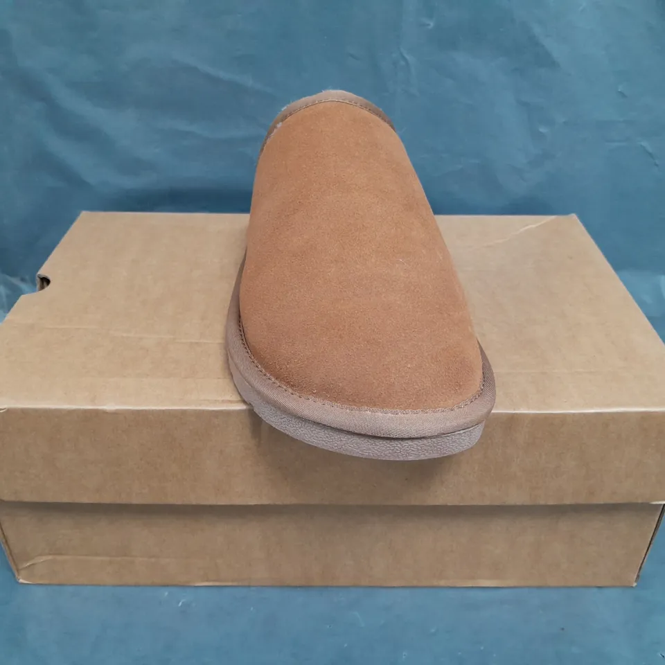 BOXED PAIR OF UNBRANDED MULE SLIPPERS IN CHESTNUT SIZE 9