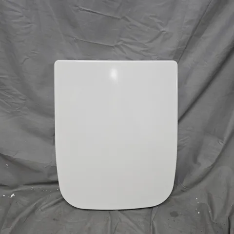 BOXED BLUMFELDT TOILET SEAT