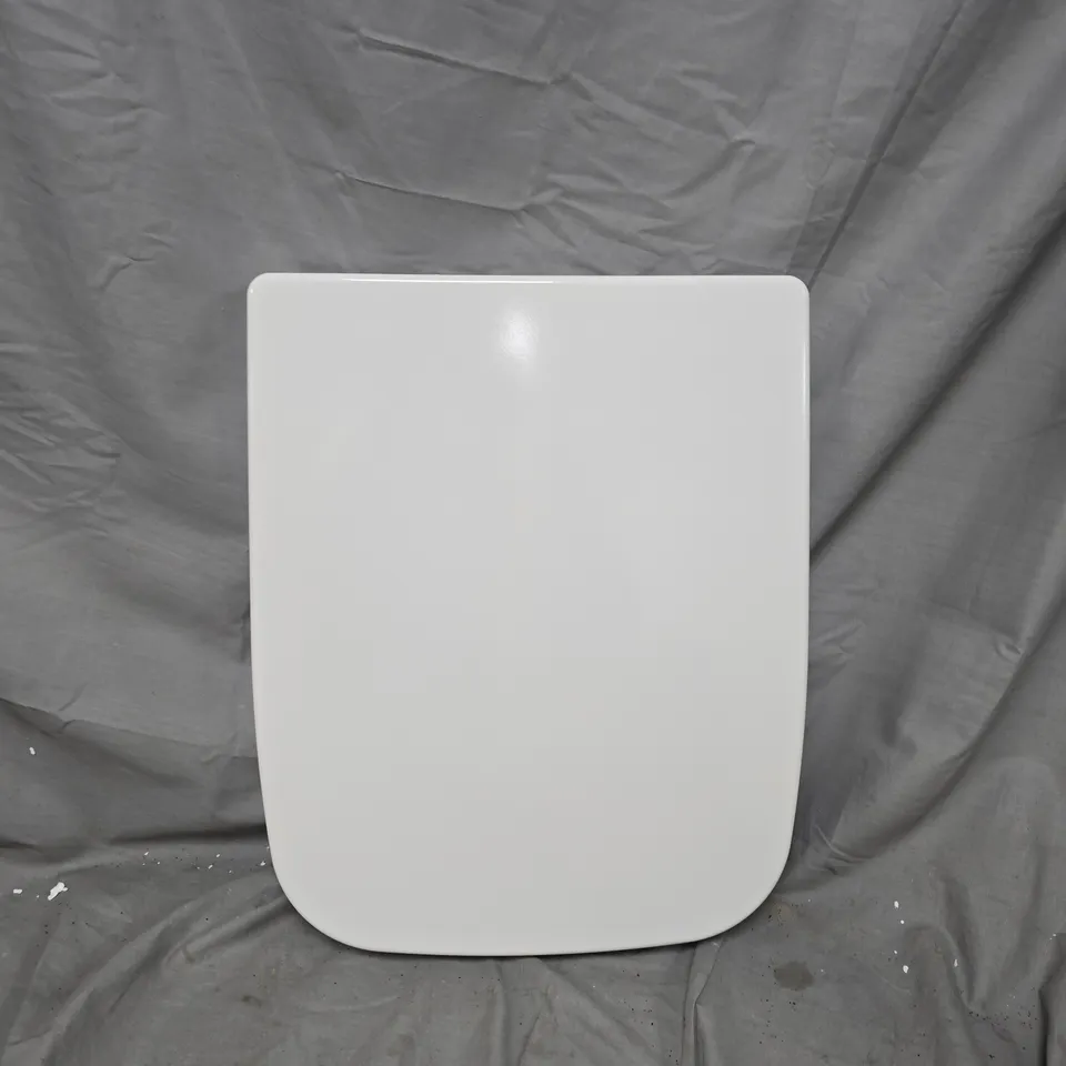 BOXED BLUMFELDT TOILET SEAT