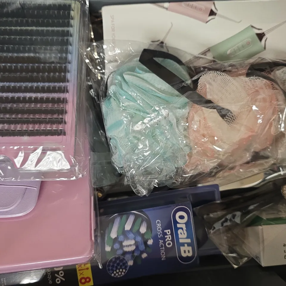APPROXIMATELY 12 ASSORTED COSMETIC ITEMS INCLUDING VARIOUS MAKES AND BRANDS - COLLECTION ONLY