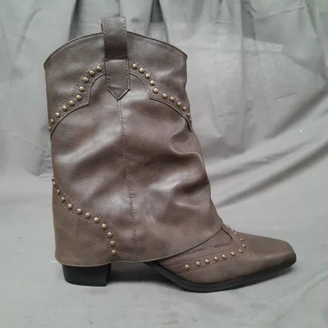 BOXED PAIR OF ASYLUM WESTERN STYLE ANKLE BOOTS IN DARK BROWN EU SIZE 40