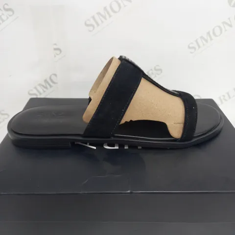 BOXED NATURALIZER OPEN TOE SANDALS IN BLACK - SIZE 7