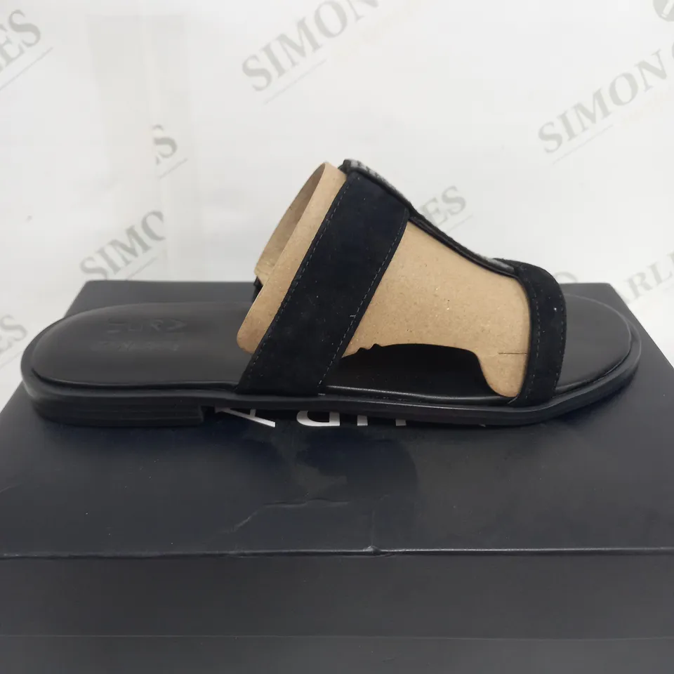 BOXED NATURALIZER OPEN TOE SANDALS IN BLACK - SIZE 7