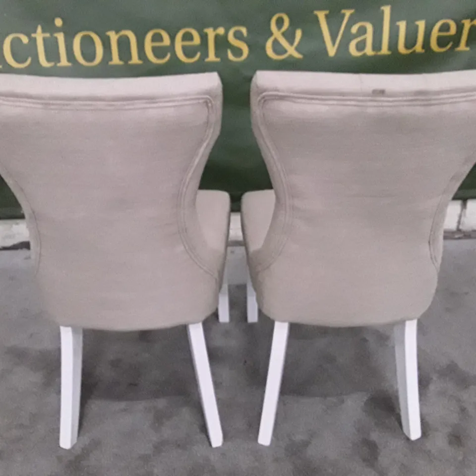 SET OF 4 BEWLEY OATMEAL FABRIC BUTTONED BACK DINING CHAIRS WHITE LEGS