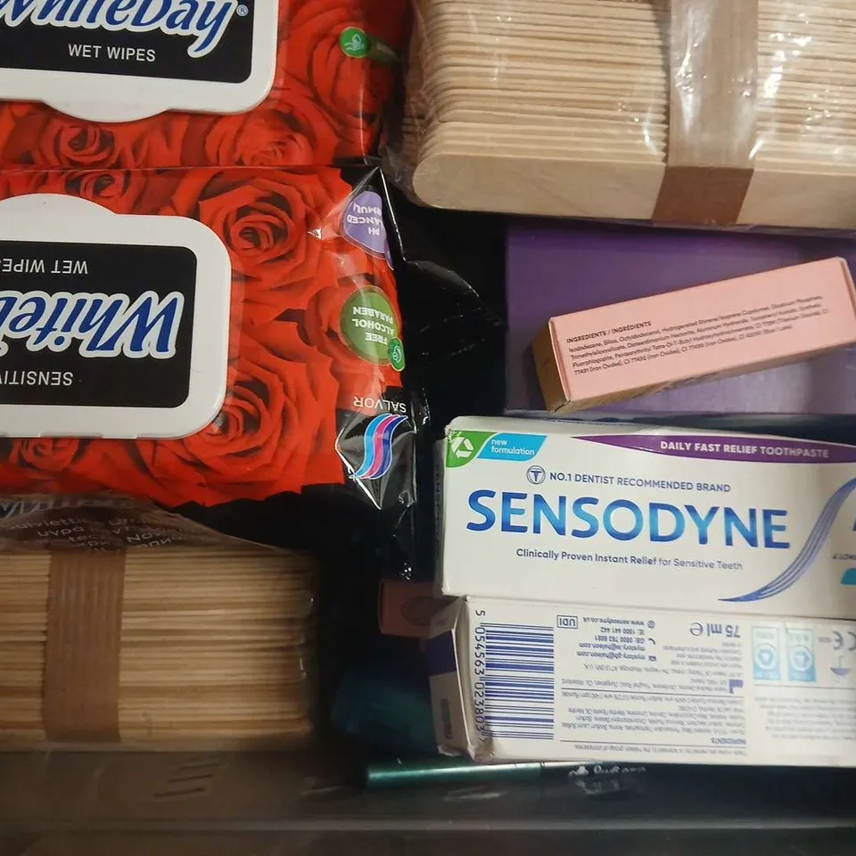 APPROXIMATELY 10 ASSORTED COSMETIC ITEMS TO INCLUDE BYOMA, ANGEL SILK, ETC - COLLECTION ONLY