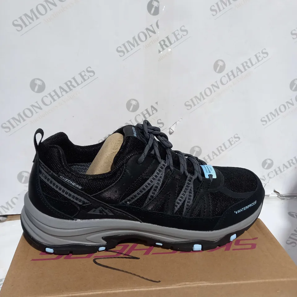 BOXED PAIR OF SKECHERS TREGO WATERPROOF HIKING BOOTS IN BLACK - SIZE 8