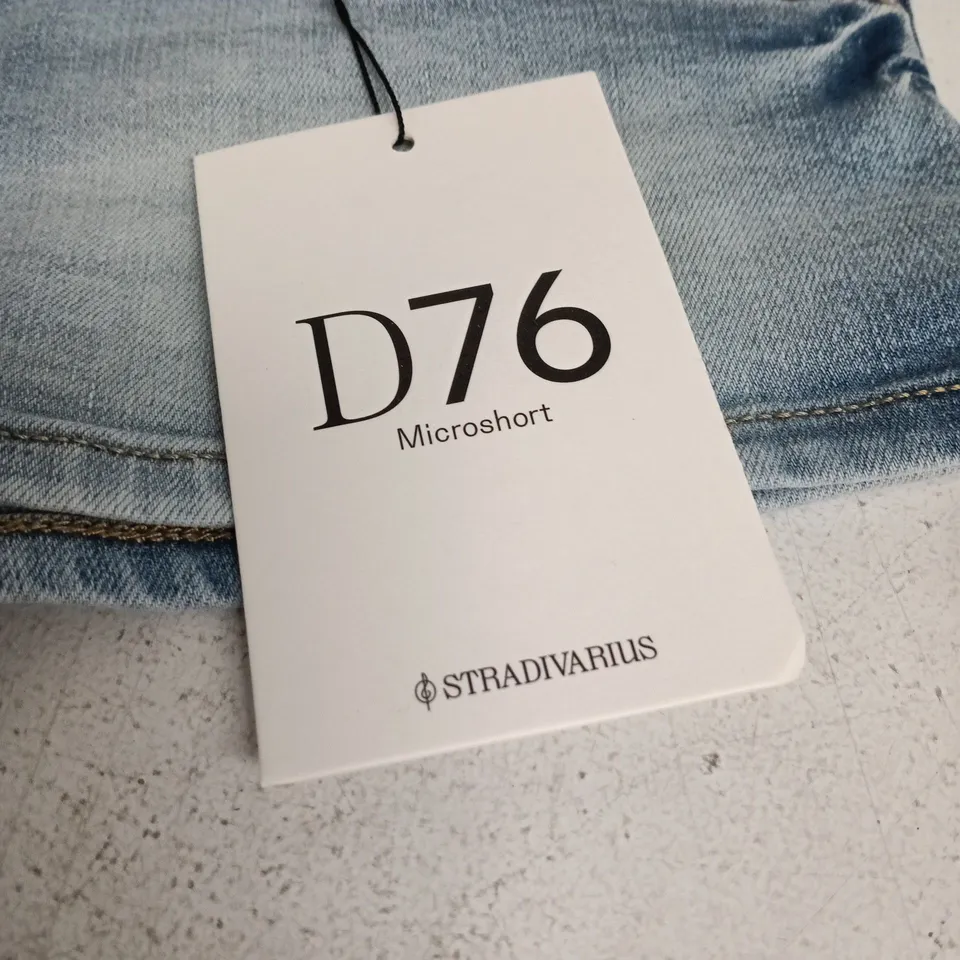 STRADIVARIUS D76 MICROSHORTS – WOMEN’S LIGHT-WASH DENIM SHORTS, UK 8