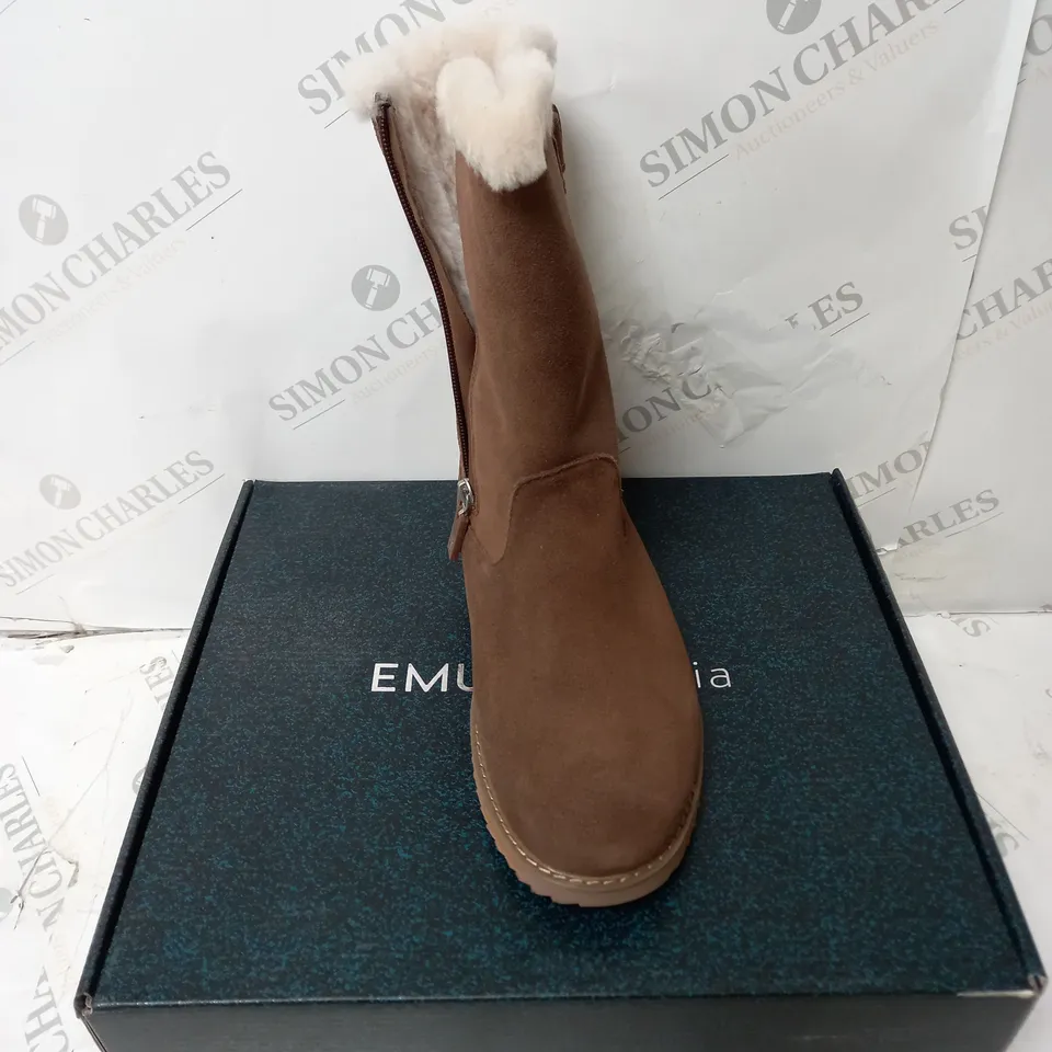 BOXED PAIR OF EMU ELECTRA WATERPROOF SUEDE BOOTS IN OAK/CHENE - SIZE W8/M7