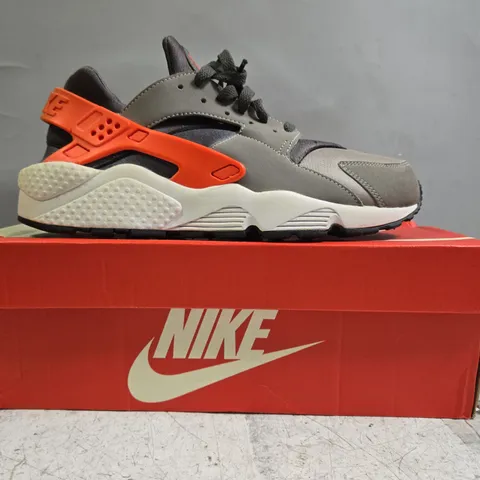 BOXED PAIR OF NIKE AIR HUARACHE SHOES IN GREY/ORANGE SIZE UK 9