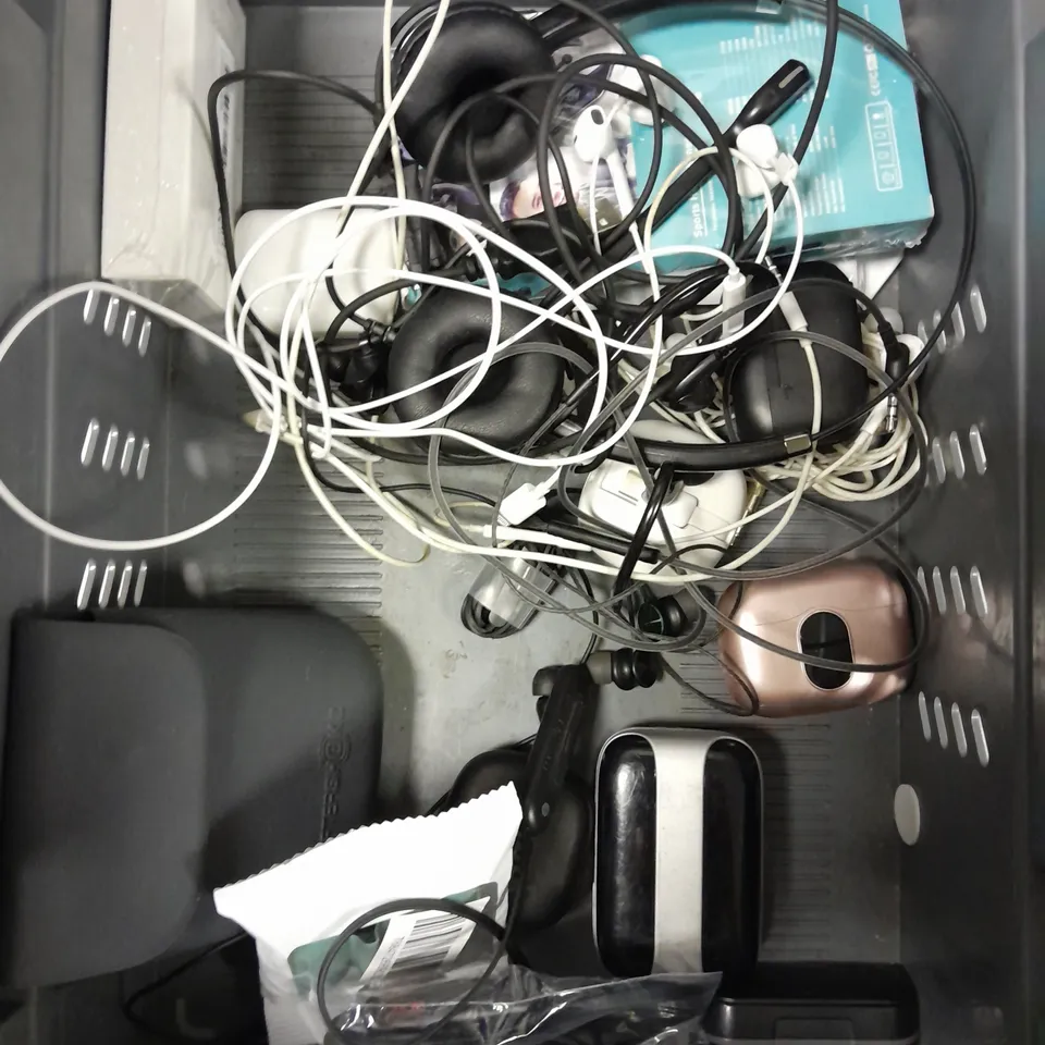 APPROXIMATELY 10 ASSORTED LOOSE WIRELESS EARPHONES & HEADPHONES FROM VARIOUS BRANDS 