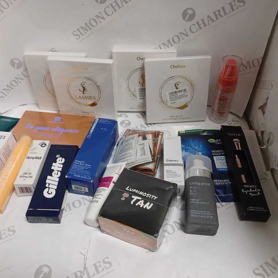 APPROXIMATELY 20 ASSORTED HEALTH AND BEAUTY PRODUCTS INCLUDING GILLETTE, EYESHADOW PALETTE