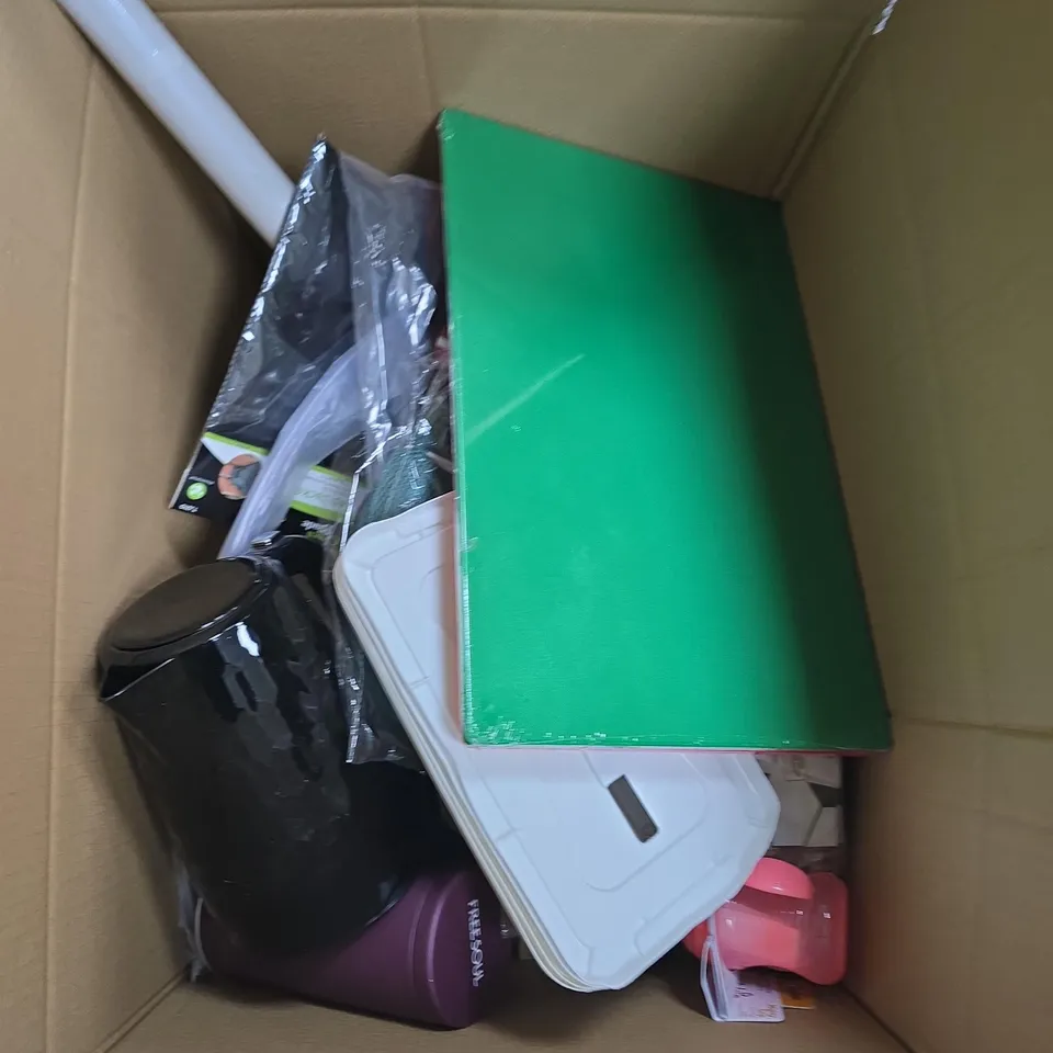 APPROXIMATELY 15 ASSORTED HOUSEHOLD PRODUCTS TO INCLUDE KETTLE , SHAKER ETC..