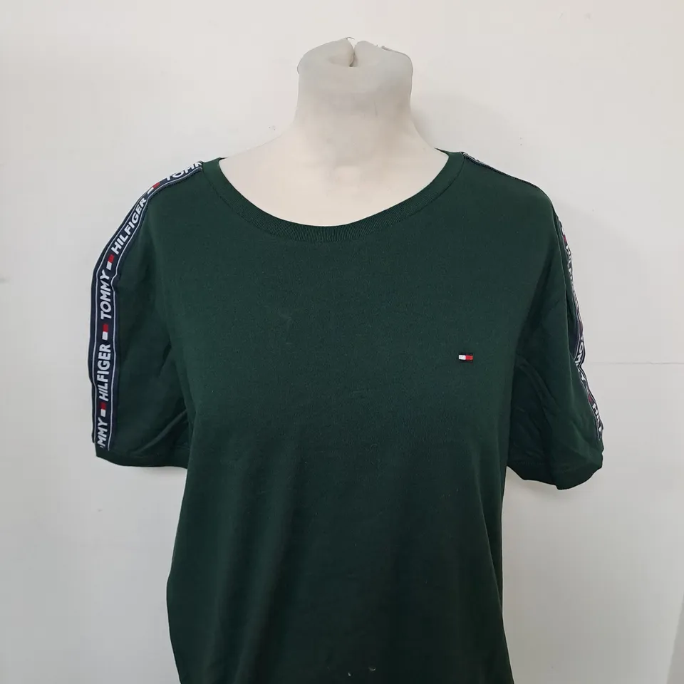 TOMMY HILFIGER LOGO T-SHIRT SIZE M