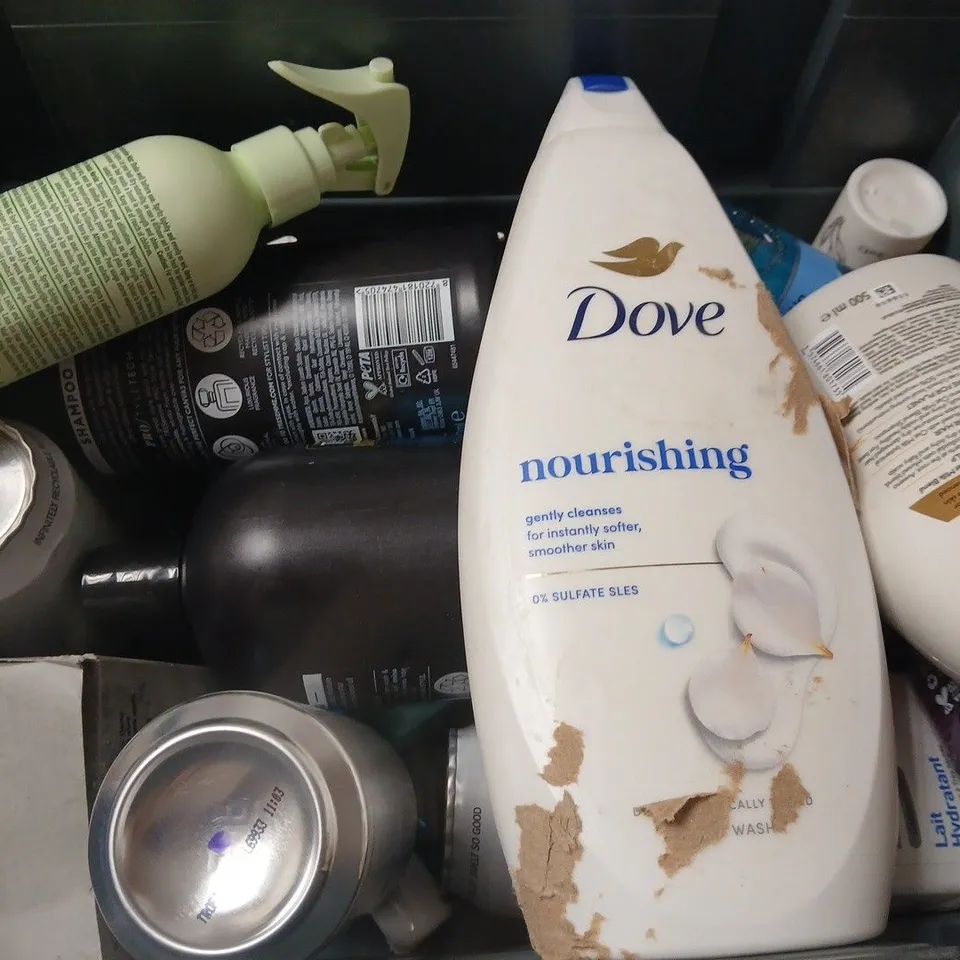 APPROXIMATELY 15 ASSORTED HEALTH & BEAUTY PRODUCTS TO INCLUDE TRESEMME LAMELLAR SHINE SHAMPOO, DOVE NOURISHING, NO7 EYE MAKE-UP REMOVER, ETC - COLLECTION ONLY