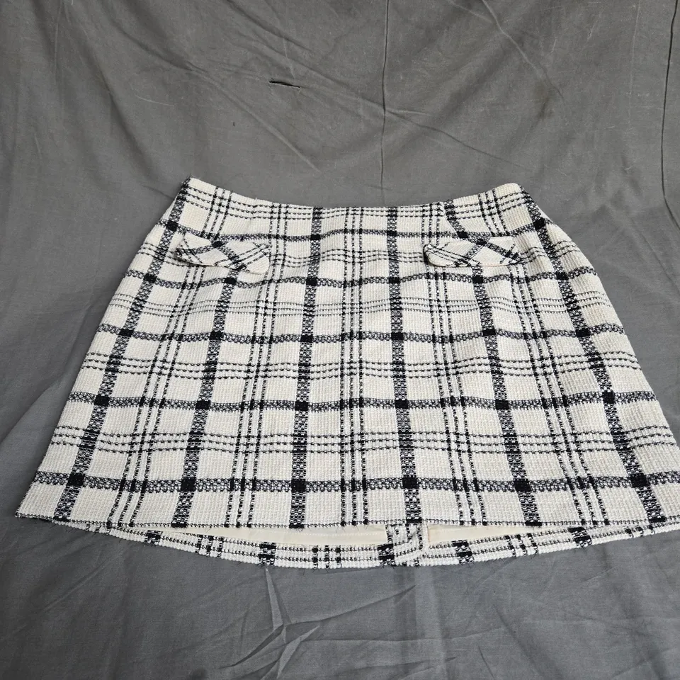 MINT VELVET SKIRT IN CREAM/BLACK PLAID SIZE 18