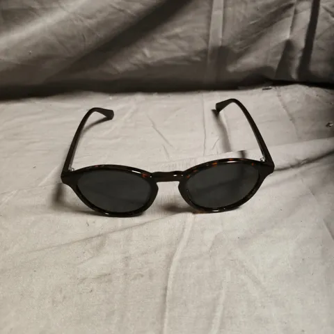 D.FRANKLIN SUNGLASSES – TORTOISESHELL FRAME WITH DARK LENSES