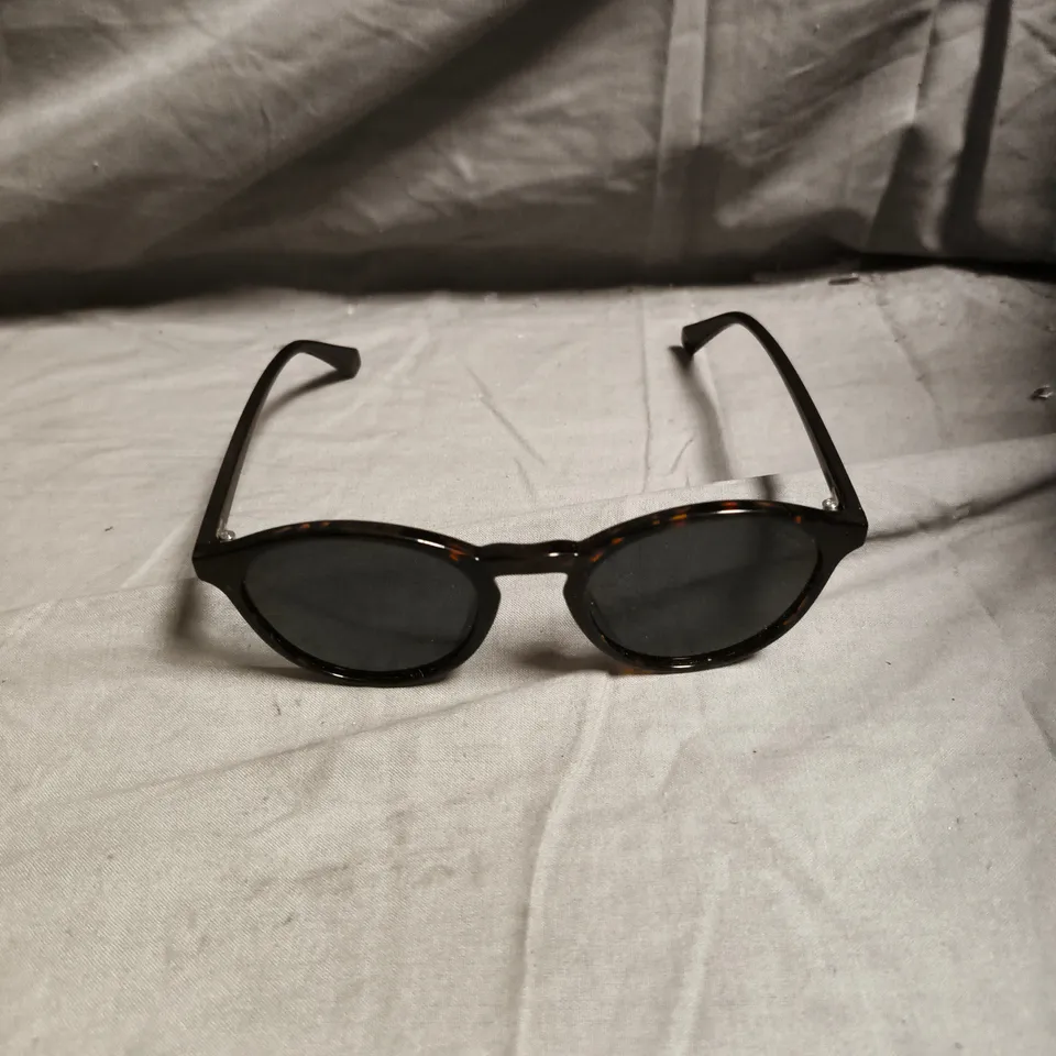 D.FRANKLIN SUNGLASSES – TORTOISESHELL FRAME WITH DARK LENSES