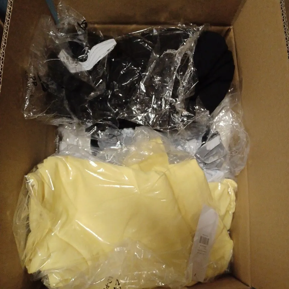 LOT OF APPROX. 10 ASSORTED CLOTHING ITEMS TOO INCLUDE JACKETS , DRESSES AND JEANS  