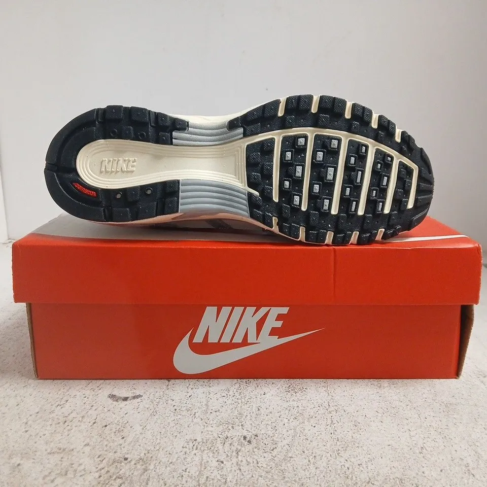 BOXED PAIR OF NIKE P-6000 TRAINERS IN LIGHT GREY SIZE UK 7