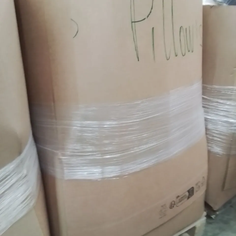PALLET CONTAINING A LARGE QUANTITY OF PILLOWS