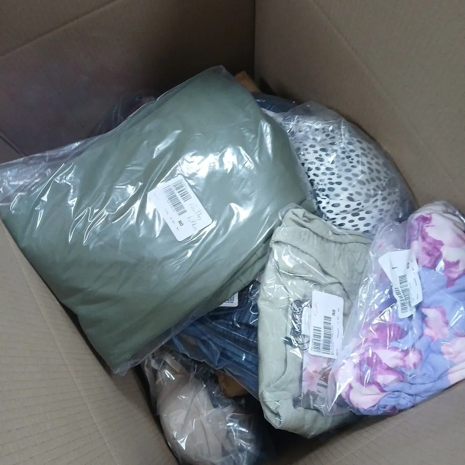 BOX OF APPROXIMATELY 20 ASSORTED HOUSEHOLD ITEMS TO INCLUDE FANS, CLOTHING ETC
