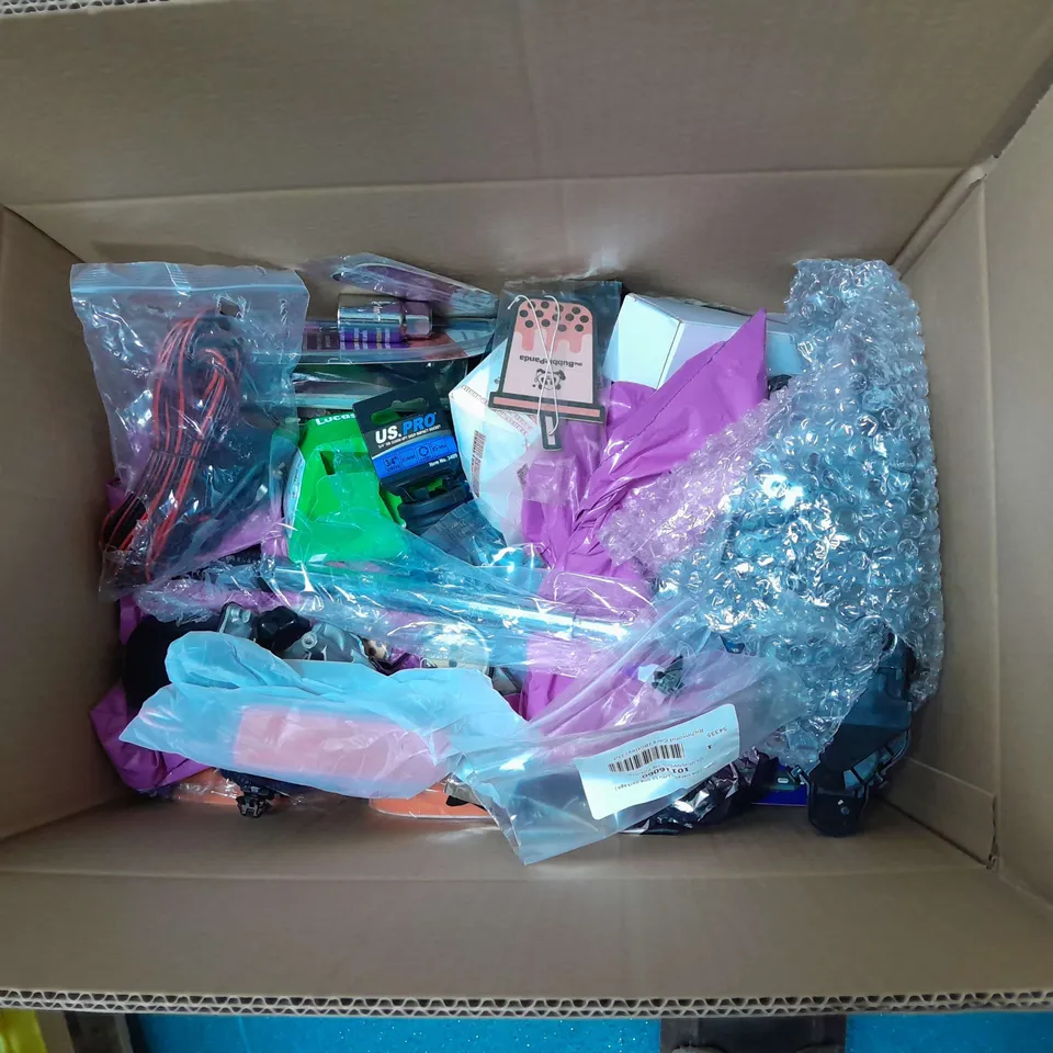 BOX OF ASSORTED CAR ITEMS TO INCLUDE - BOLTS - OIL FILTERS - CABLES - PHONE HOLDER / COLLETION ONLY 