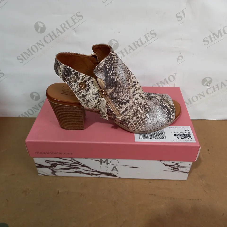 BOXED PAIR OF MODA IN PELLE HEELED SHOES - SIZE 40