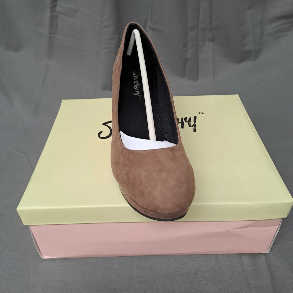 BOX OF 14 PAIRS OF STRAWBERRY WEDGE HEELS IN MUSHROOM SIZE 5