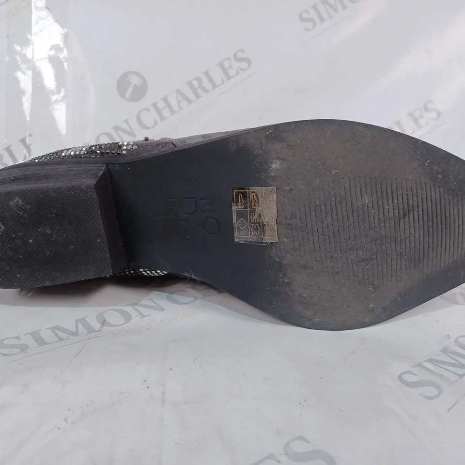 BOXED PAIR OF MODA IN PELLE KATREENA SUEDE ANKLE BOOTS IN DARK GREY SIZE 8