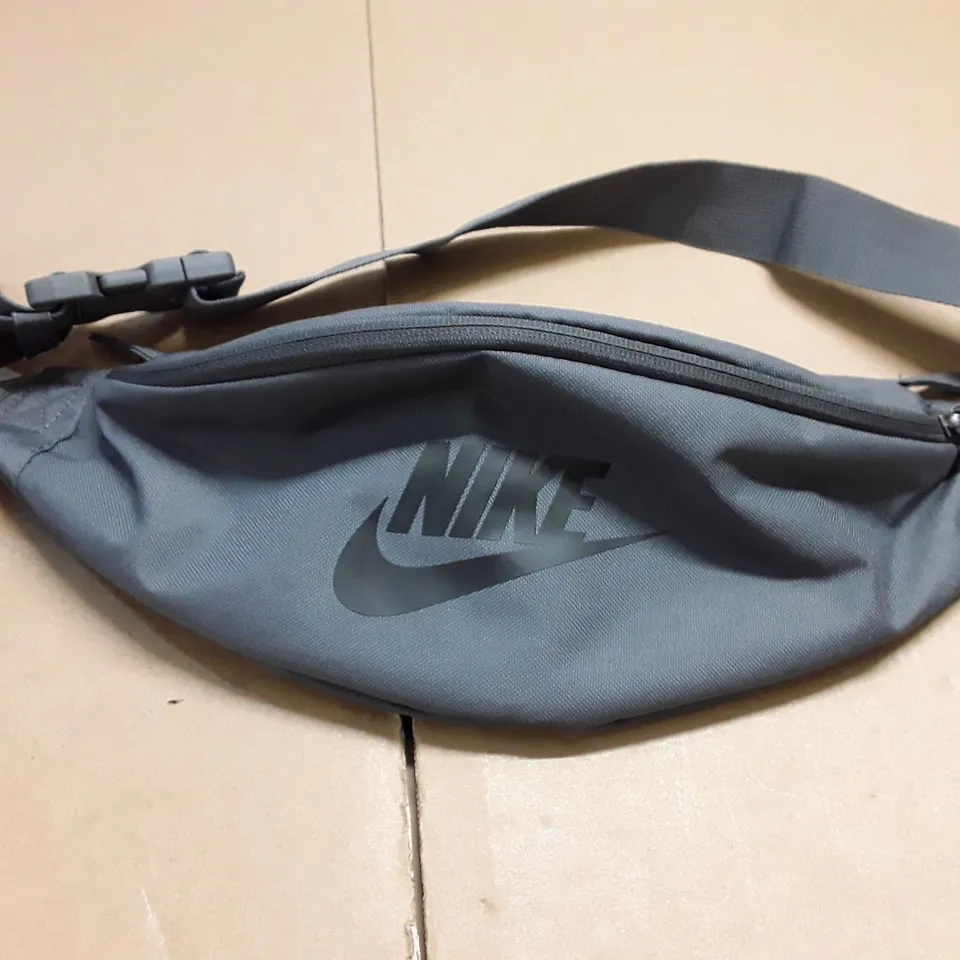 GREY NIKE BAG