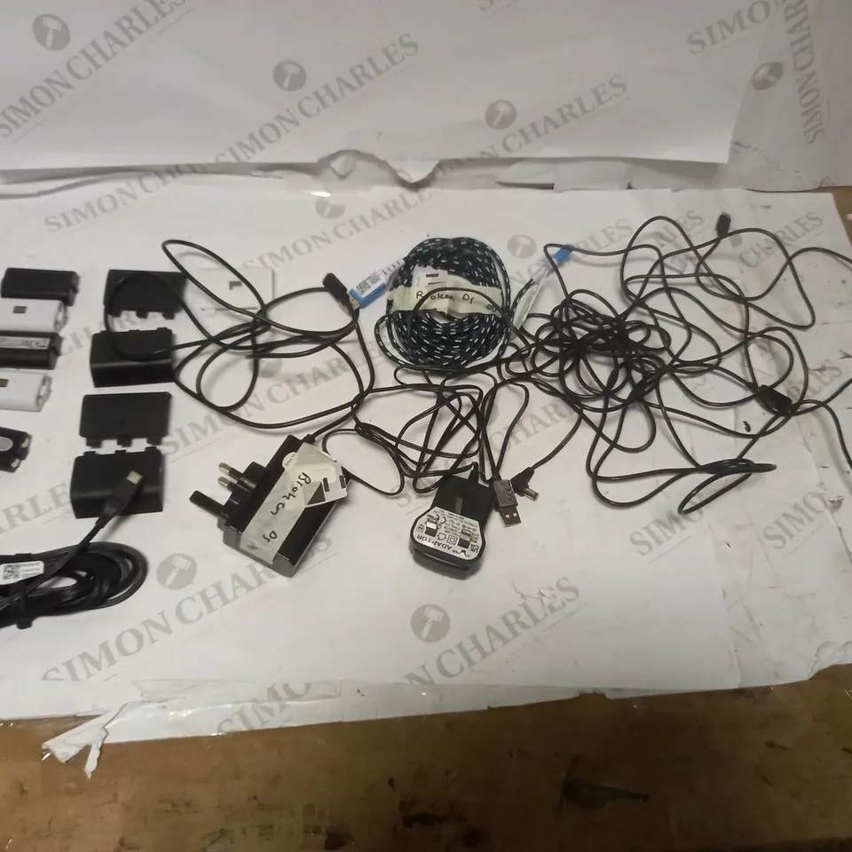 LOT OF APPROX 14 ASSORTED GAMING ACCESSORIES TO INCLUDE XBOX CONTROLLER BATTERIES, CHARGE CABLES, BATTERY COVERS ETC