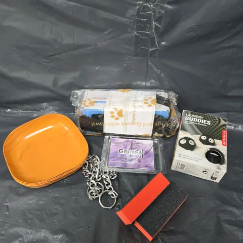 APPROXIMATELY 15 ASSORTED HOUSEHOLD PRODUCTS TO INCLUDE MINI DISHES, CHAIN, LAUNDRY BUDDIES ETC