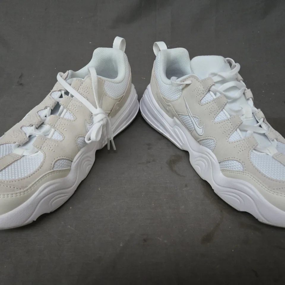 BOXED PAIR OF NIKE TECH HERA TRAINERS IN WHITE UK SIZE 7