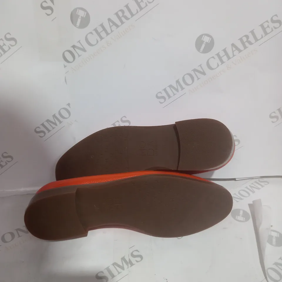 MODA IN PELLE EMMAROSE LOAFER SIZE 4 