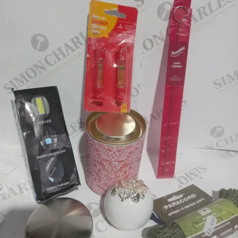 BOX OF APPROXIMATELY 15 ASSORTED ITEMS TO INCLUDE - CHRISTMAS BAUBLE, FLASHLIGHT, LOOP TURNER ETC