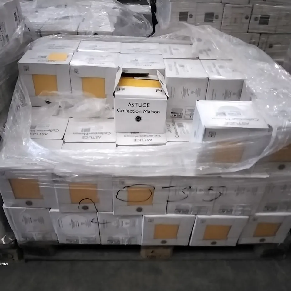 PALLET OF 64 BOXES OF 25 BRAND NEW BRILLIANT JAUNE ASTUCE 20X20CM TILES - EACH PACK COVERS APPROXIMATELY 1M² (TOTAL APPROX. 64 SQ.METRES)