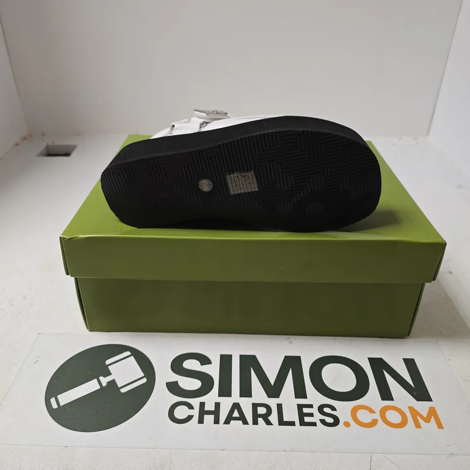 BOXED PAIR OF TONY BURCH MELLOW PLATFORM SANDAL NAPP LEATHER SANDALS IN OPTIC WHITE - US 6.5