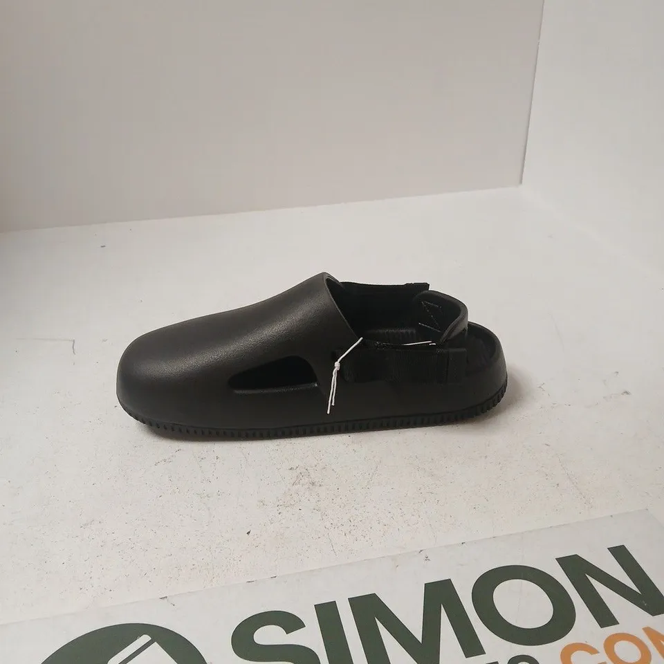 NIKE CALM MULE BLACK – SLIP-ON MULE, UNISEX (UK 9 MEN / 8.5 WOMEN ON TAG)
