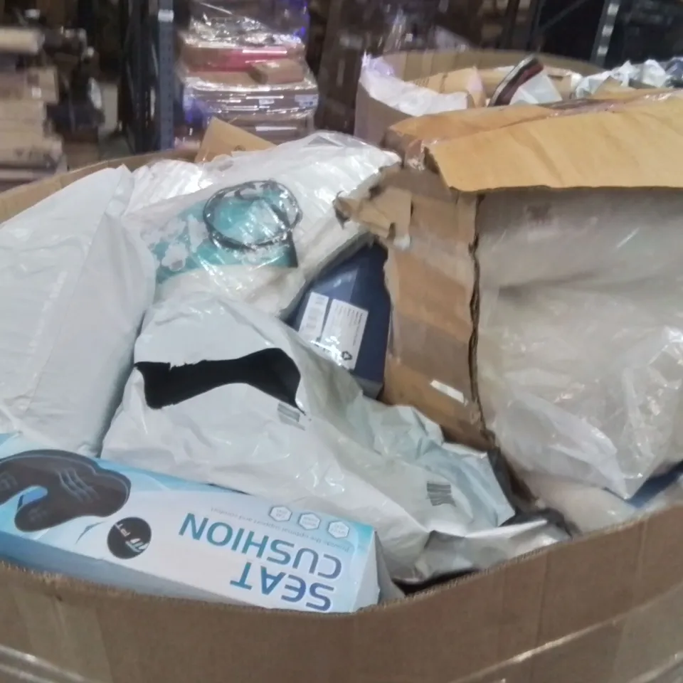 PALLET CONTAINING A LARGE QUANTITY OF PILLOWS 