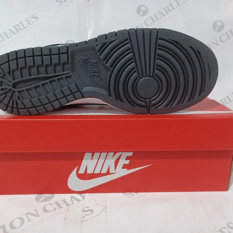 BOXED PAIR OF NIKE DUNK LOW RETRO SHOES IN BLACK/WHITE UK SIZE 7.5