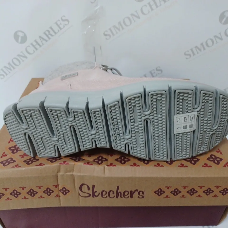 BOXED PAIR OF SKECHERS SYNERGY WARM BOOTS IN BLUSH - SIZE 5.5