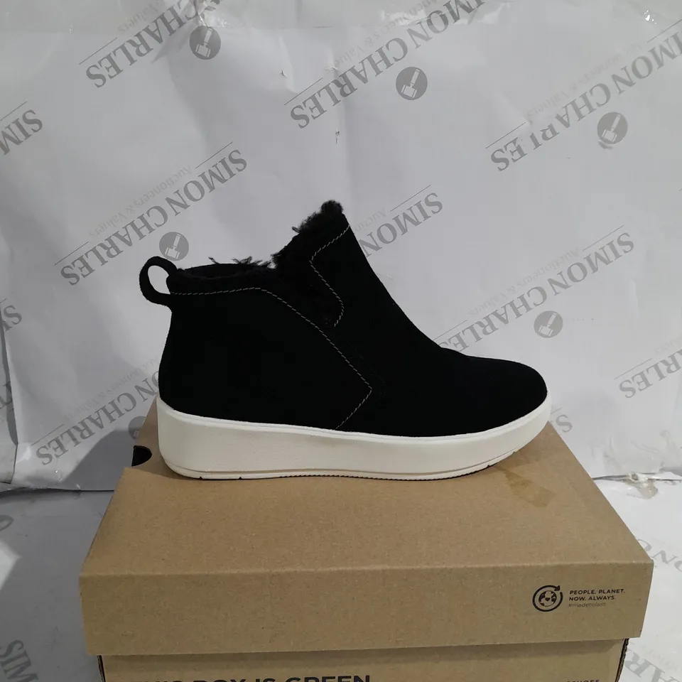 BOXED PAIR OF CLARKS LAYTON TRAINERS BLACK SIZE 6