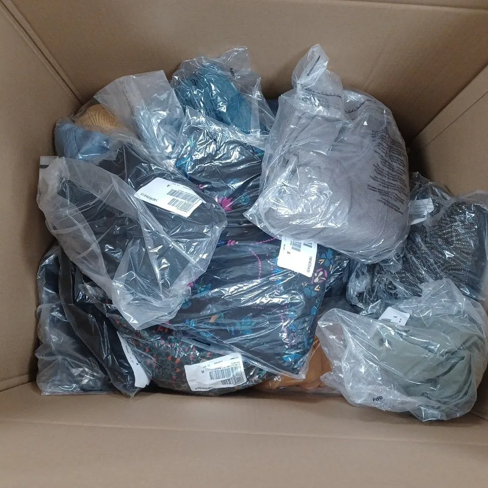 APPROXIMATELY 10 ASSORTED CLOTHING ITEMS TO INCLUDE SWEATERS, TROUSERS, DRESSES, ETC