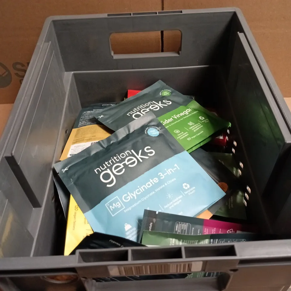 TOTE OF APPROXIMATELY 22 ASSORTED NUTRITION GEEKS ITEMS TO INCLUDE LIONS MANE FOCUS, B12 DUAL POWDER, APPLE CIDER VINEGAR ETC