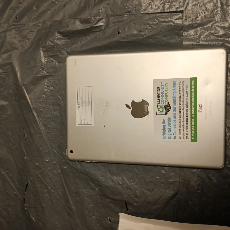 APPLE IPAD AIR (1ST GEN) 9.7IN 16GB - WHITE BEZEL, SILVER BACK (WI-FI)